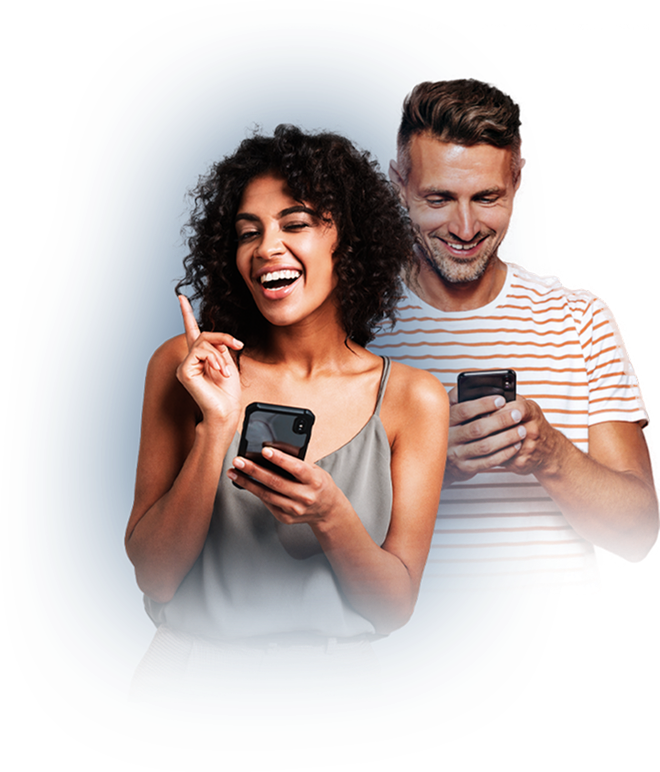 Casal feliz usando internet